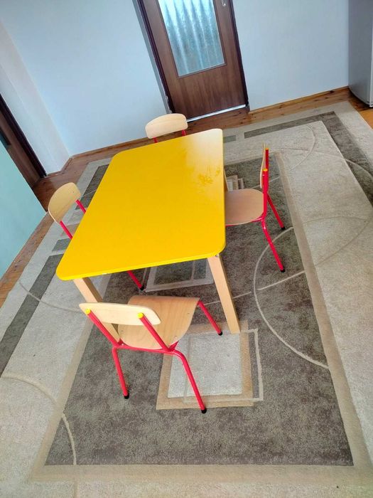 Stolik dziecięcy plus 4 krzesełka