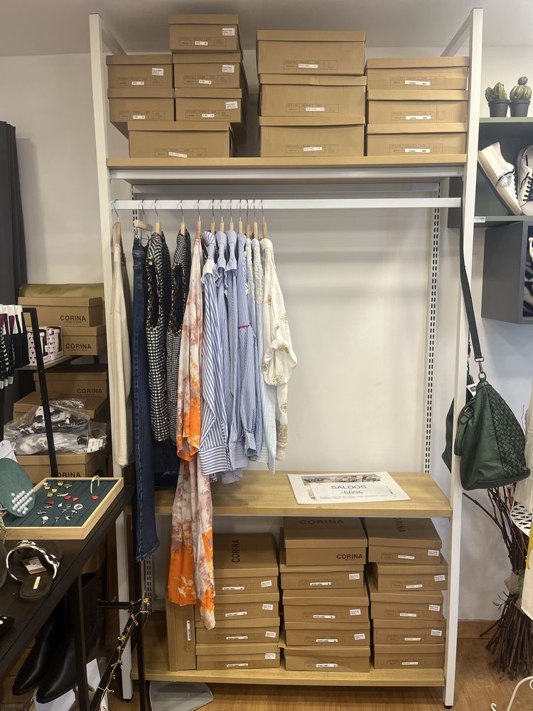 Móvel para loja de vestuário ou closet.
