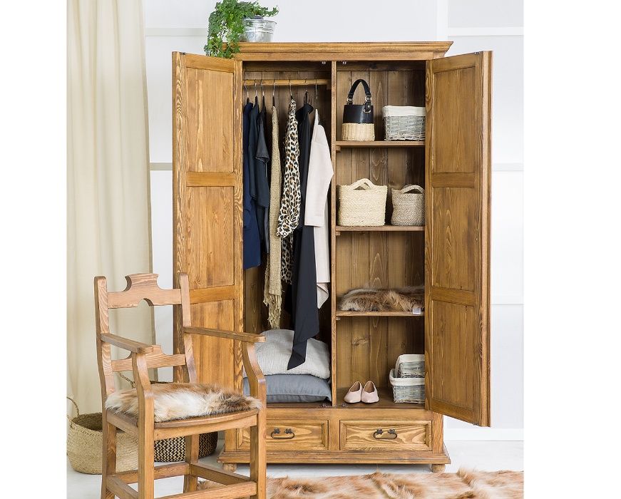 Rustykalna szafa dwudrzwiowa z szufladami, drążek na ubrania