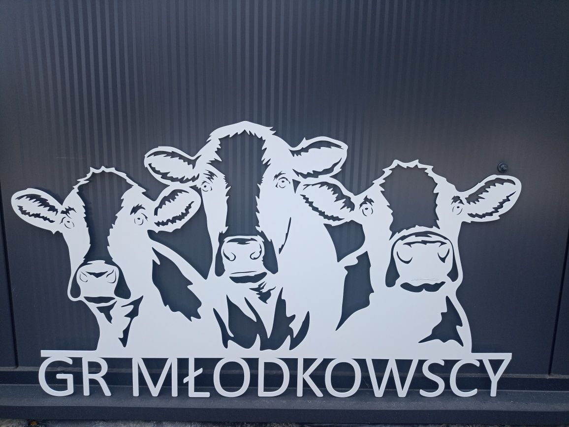 Krowy wycinane z blachy na oborę
