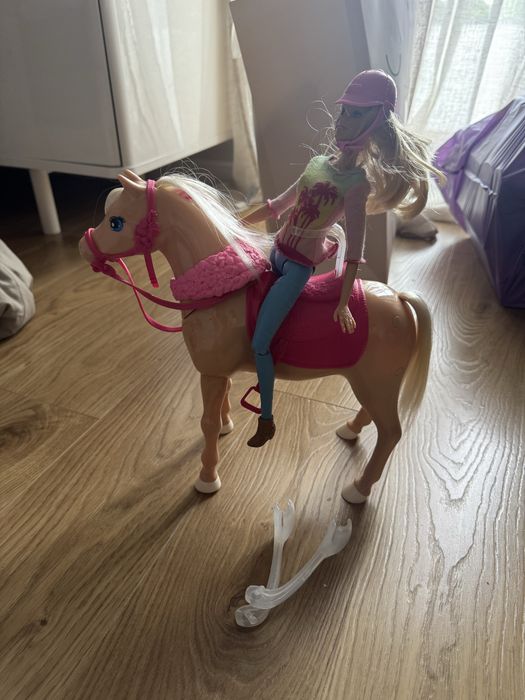 Koń barbie gra tanczy