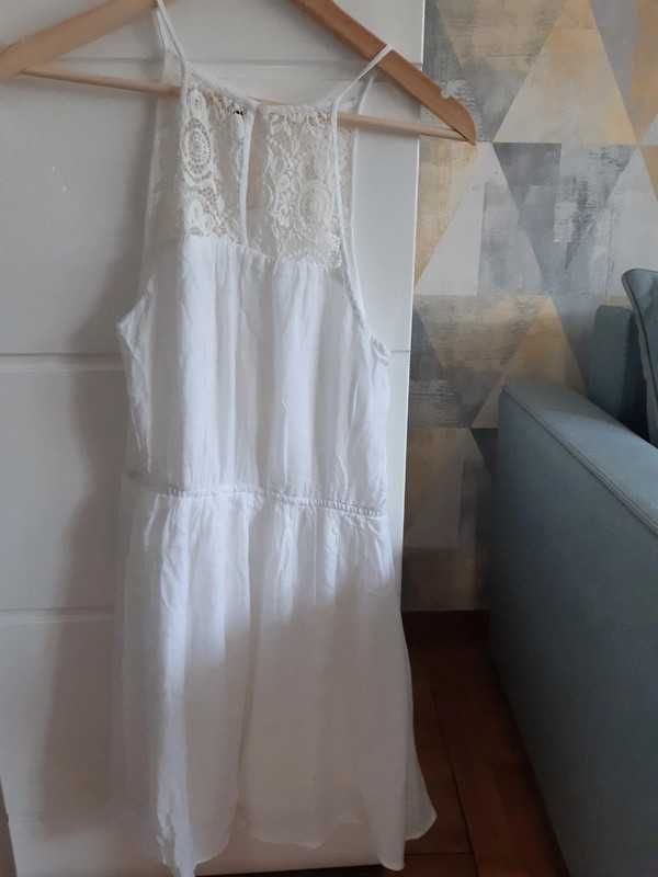 Biała sukienka na ramiączkach