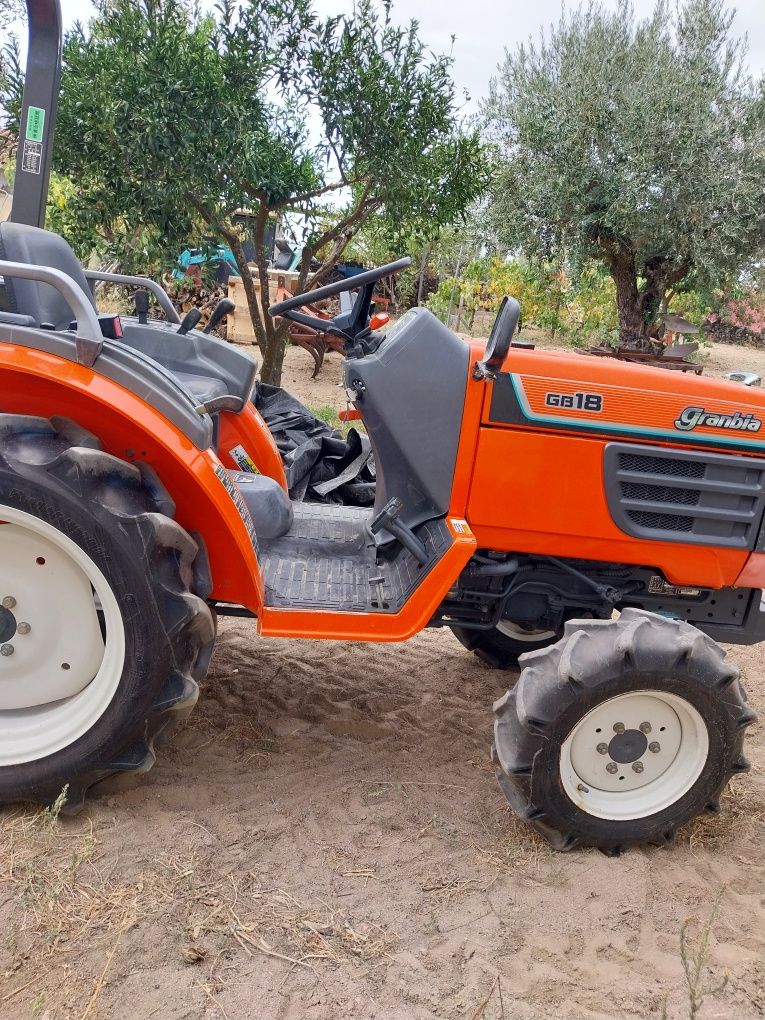 Trator kubota 20CV