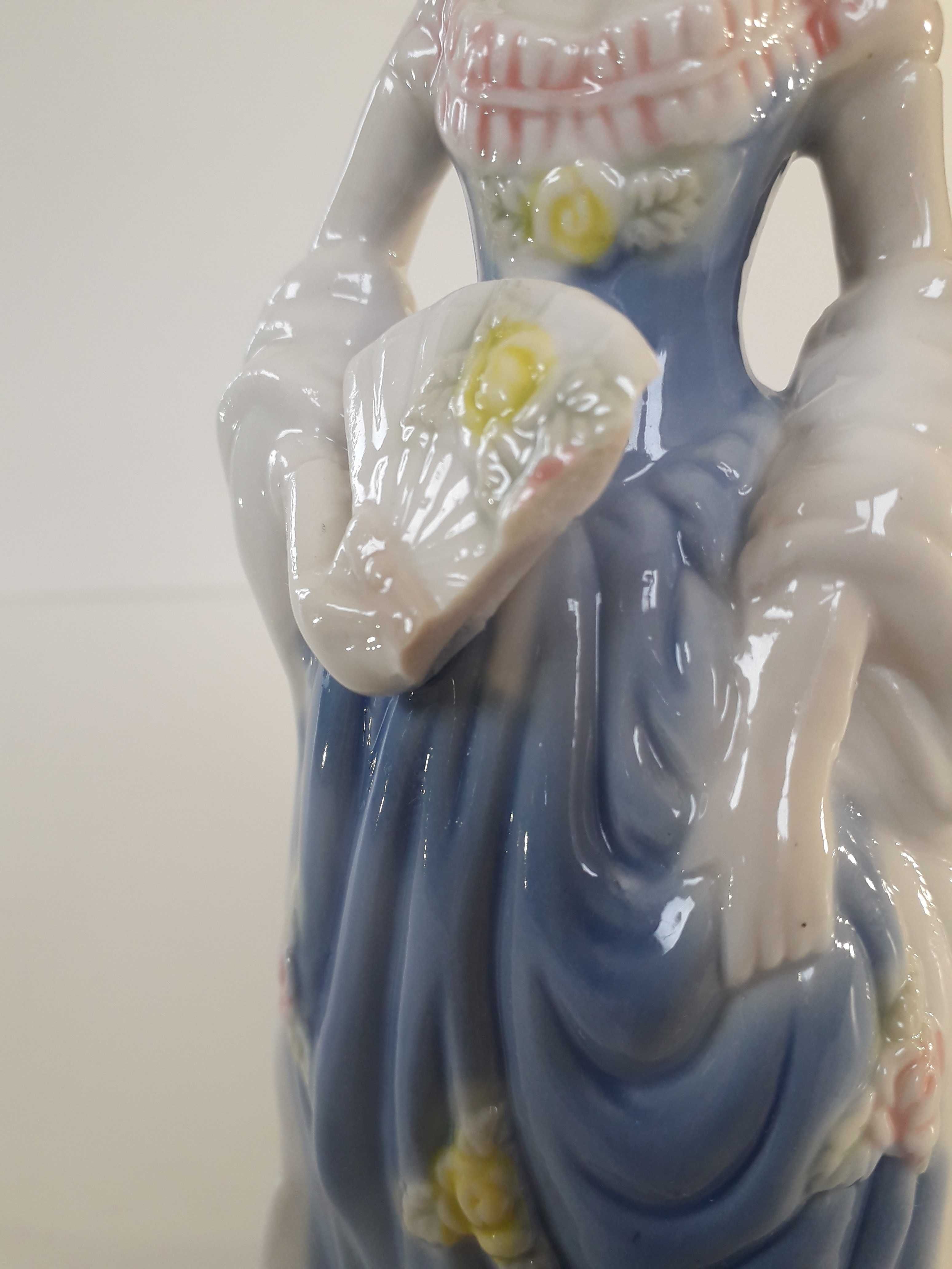 Figurka z porcelany dama ( odłamany kawałek wachlarza) L 313