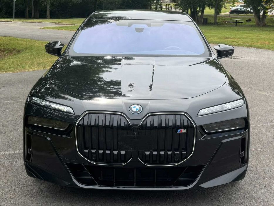 BMW i7 M70      2024