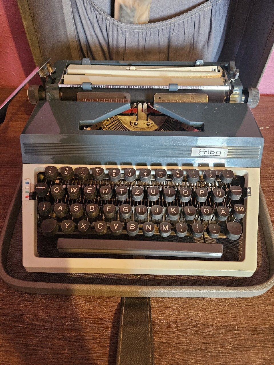 Maszyna do pisania Erika ze skrzynią