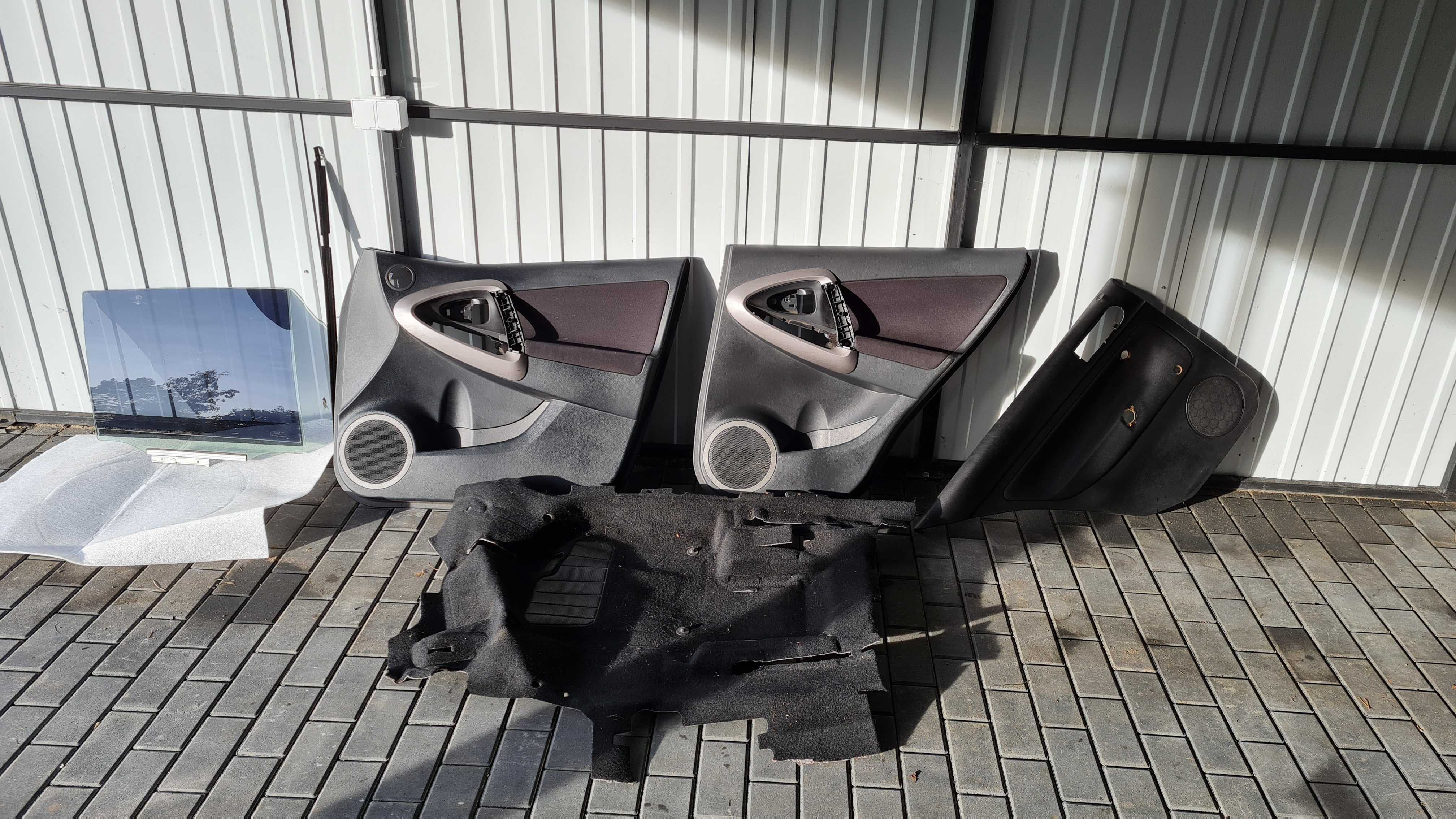 Tapicerka drzwi przód i tył prawa strona Toyota RAV 4