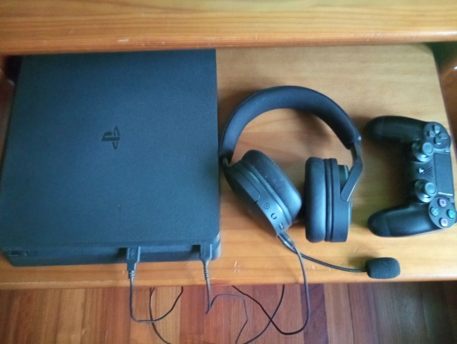 Ps4 slim + auscultadores e comando com carregador e + 4 jogos