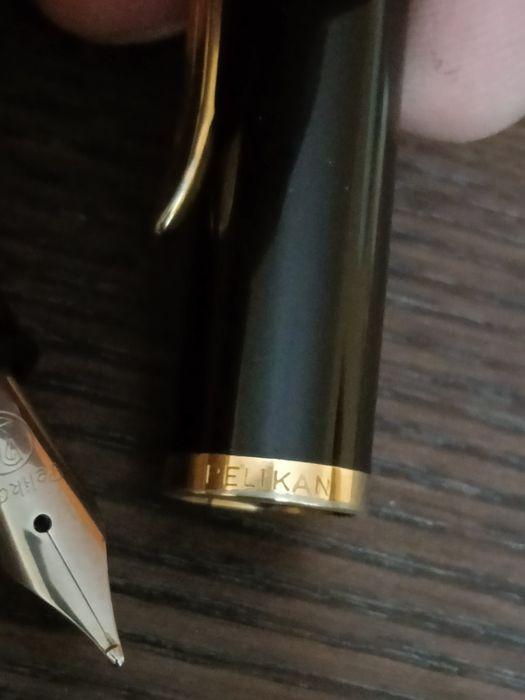 Caneta Pelikan preta de aparo