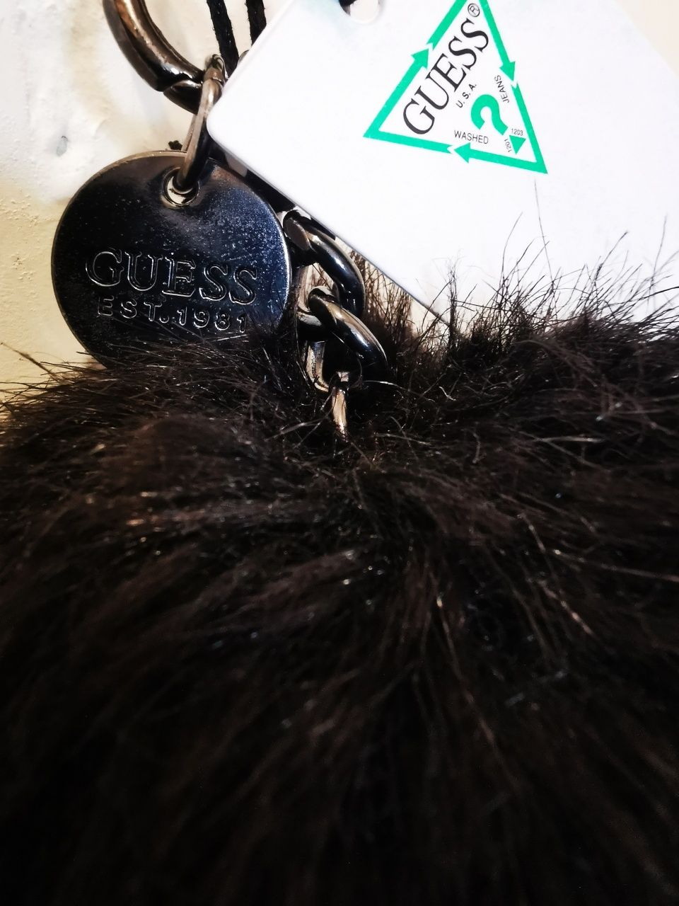 Guess - brelok do kluczy z pomponem