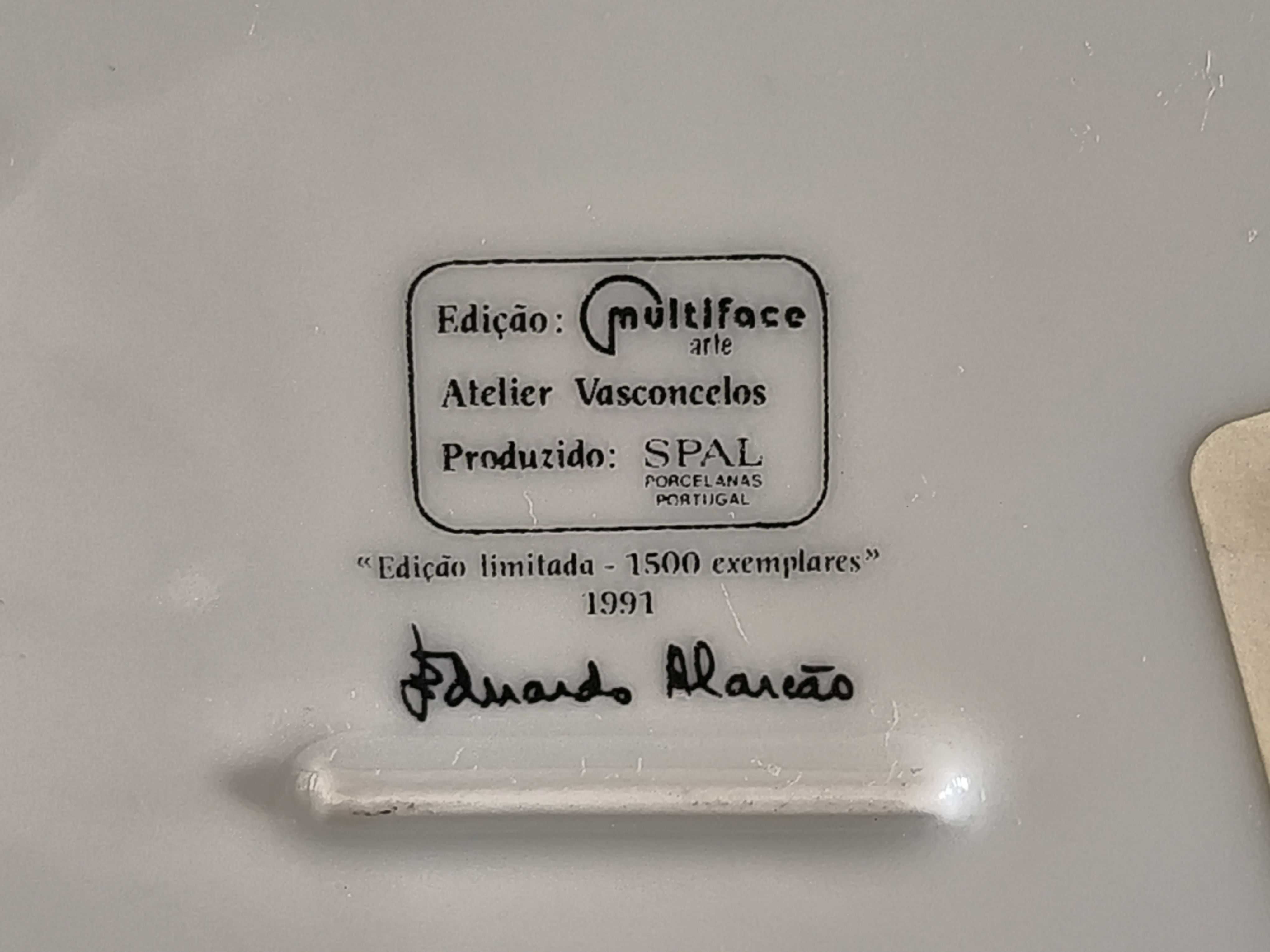 Cinzeiro com desenho de um elétrico do pintor Eduardo Alarcão