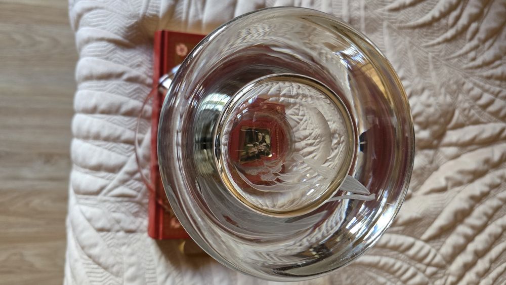 Wazon zdobiony kwiatowym szlifem