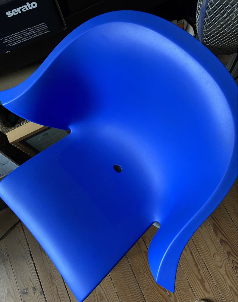 Cadeira de escritório azul, com rodas, usada da Tom Tom
