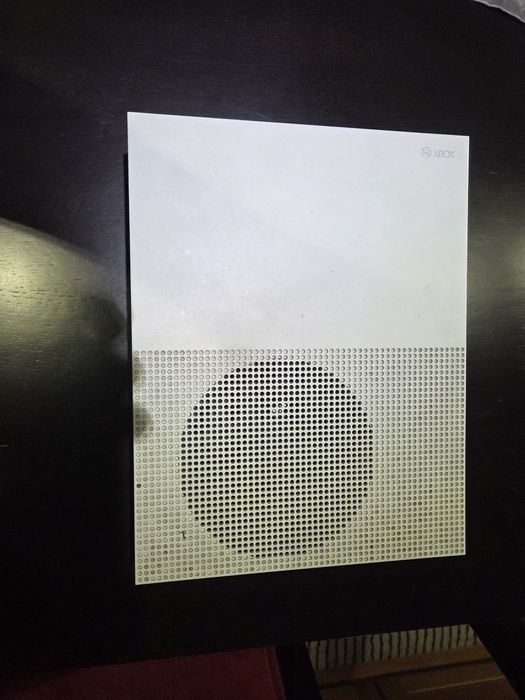 XBOX One S 1TB + 2 Comandos + Shadow of War