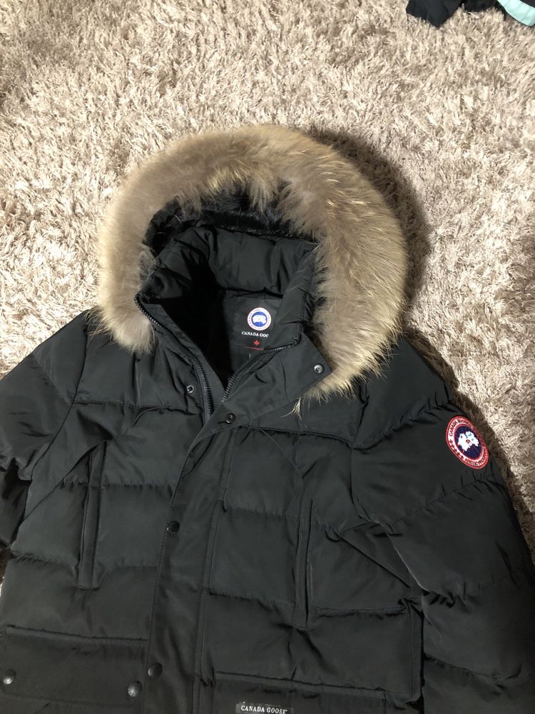 Продам зимову куртку пуховик Canada goose