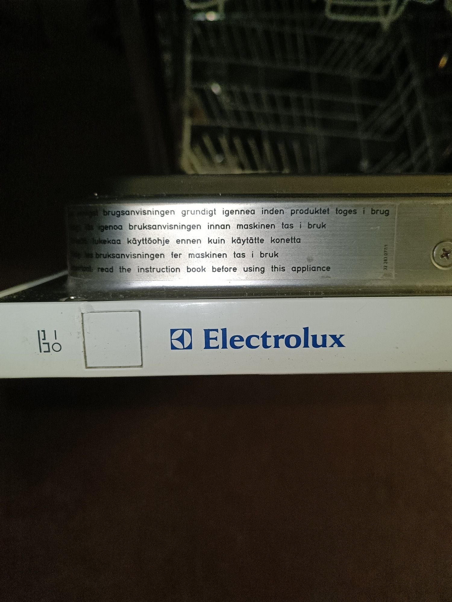 Продам посудомоїчну машину Electrolux