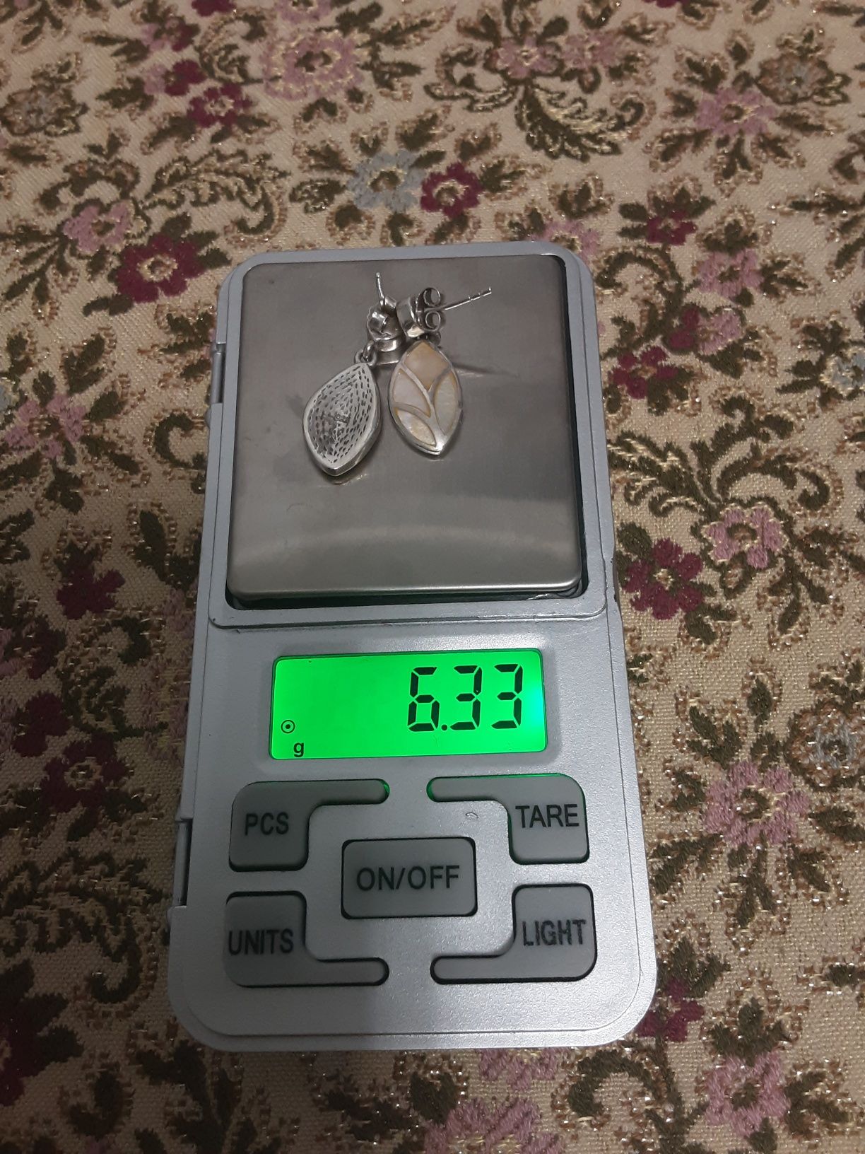 Kolczyki srebrne z masą perłową pr.925 waga 6,33 gram.