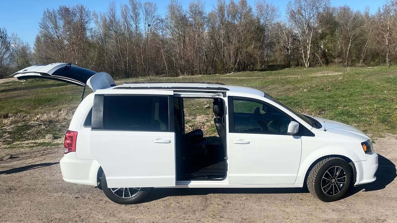 Продам сімейний автомобіль Dodge grand caravan GT 2018 року