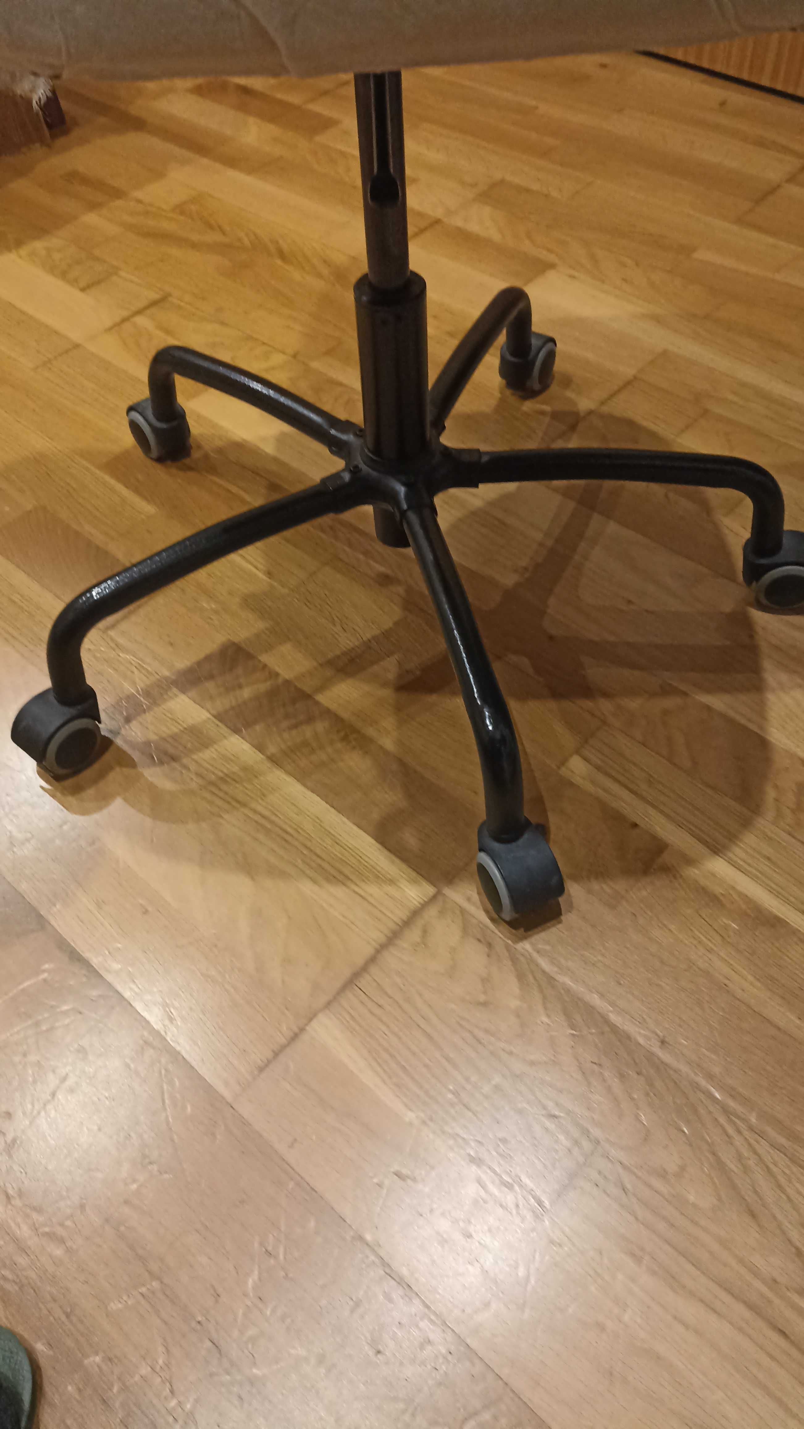 Cadeira giratória IKEA com almofada