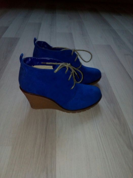 Buty na koturnie. Rozmiar 37