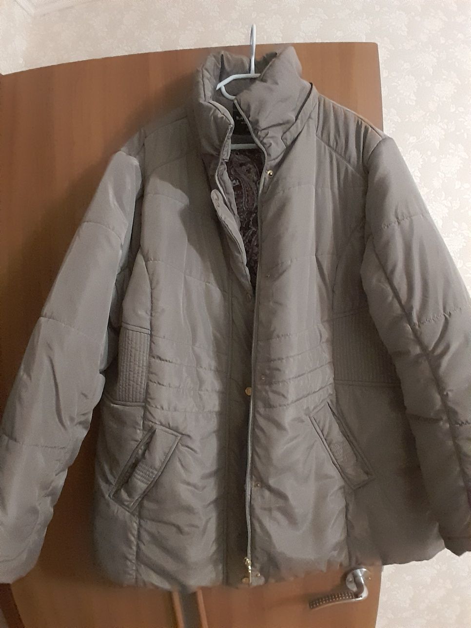 Продам женскую курточку.Большой размер.