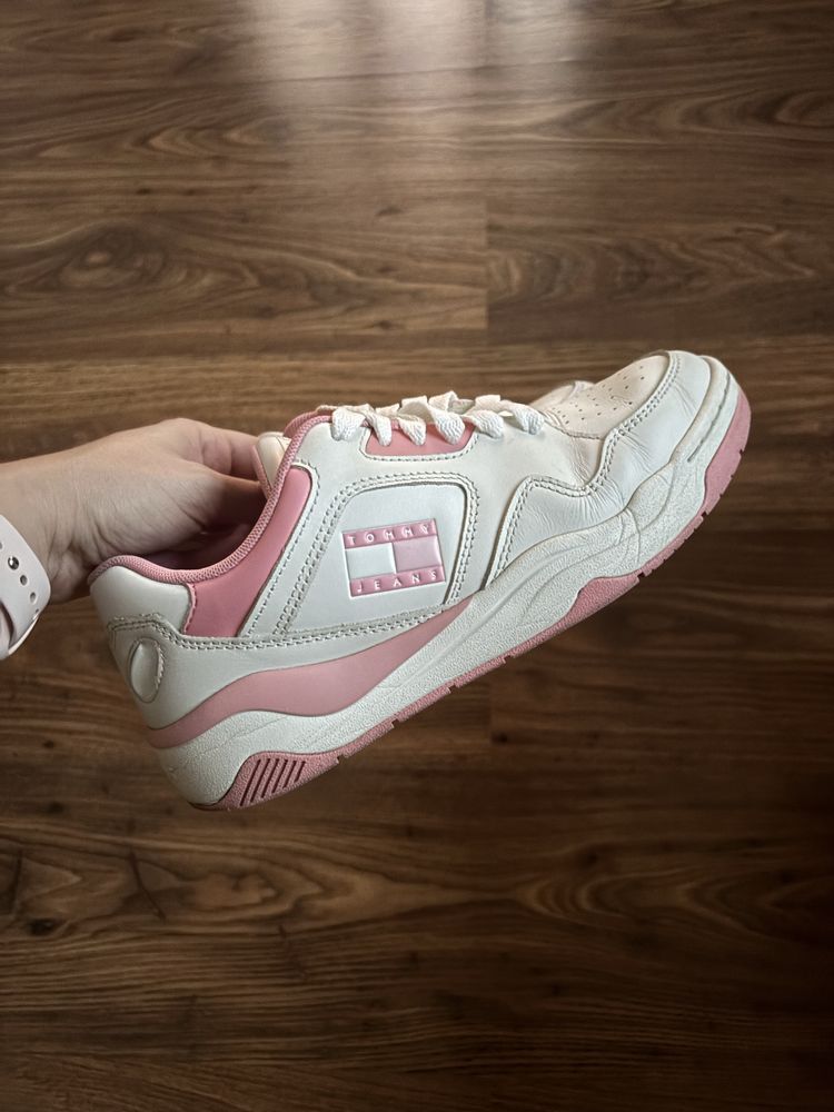 Białe damskie sneakersy Tommy Jeans