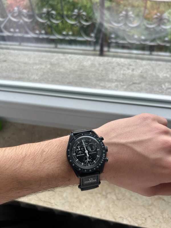 Omega x Swatch SO33B700 Snoopy – Limitowana Edycja Nocnego Blasku