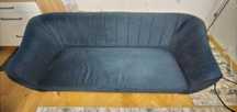Sofa na drewnianych nóżkach