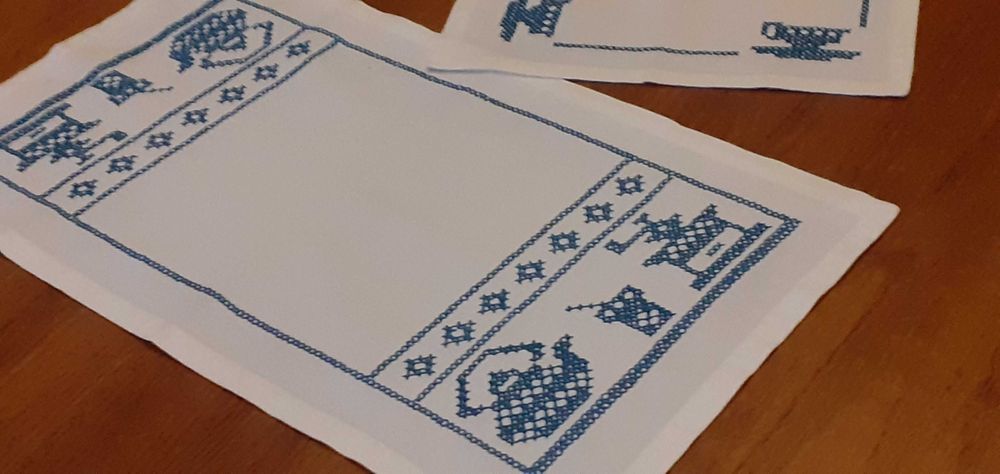 Serwetki 2 szt  bawełniane białe z niebieskim haftem retro