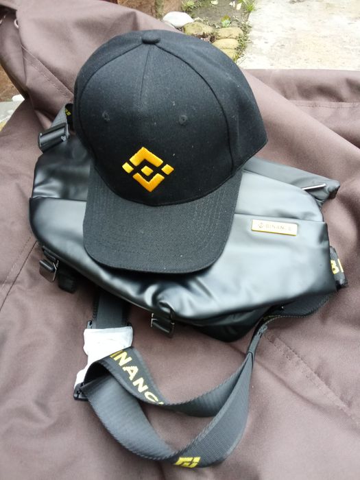 Сумка та кепка Binance