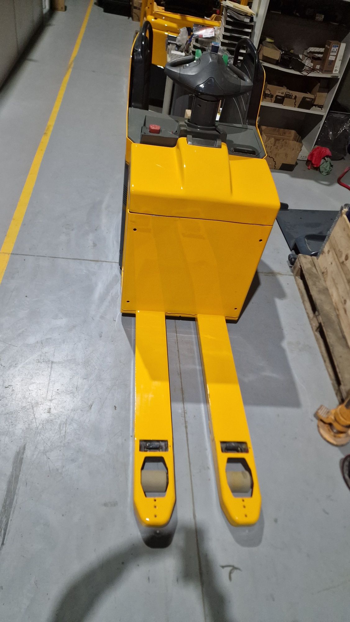 Porta paletes eléctrico ERE 225