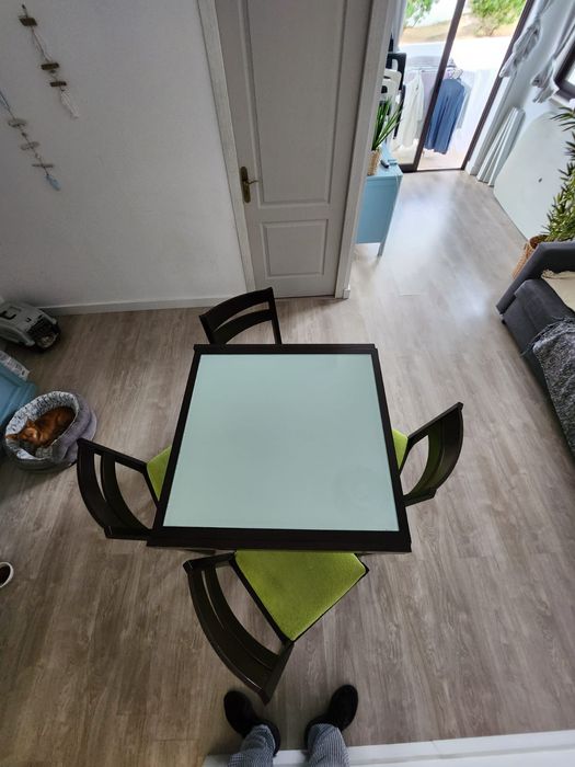 Mesa extensível com 4 cadeiras