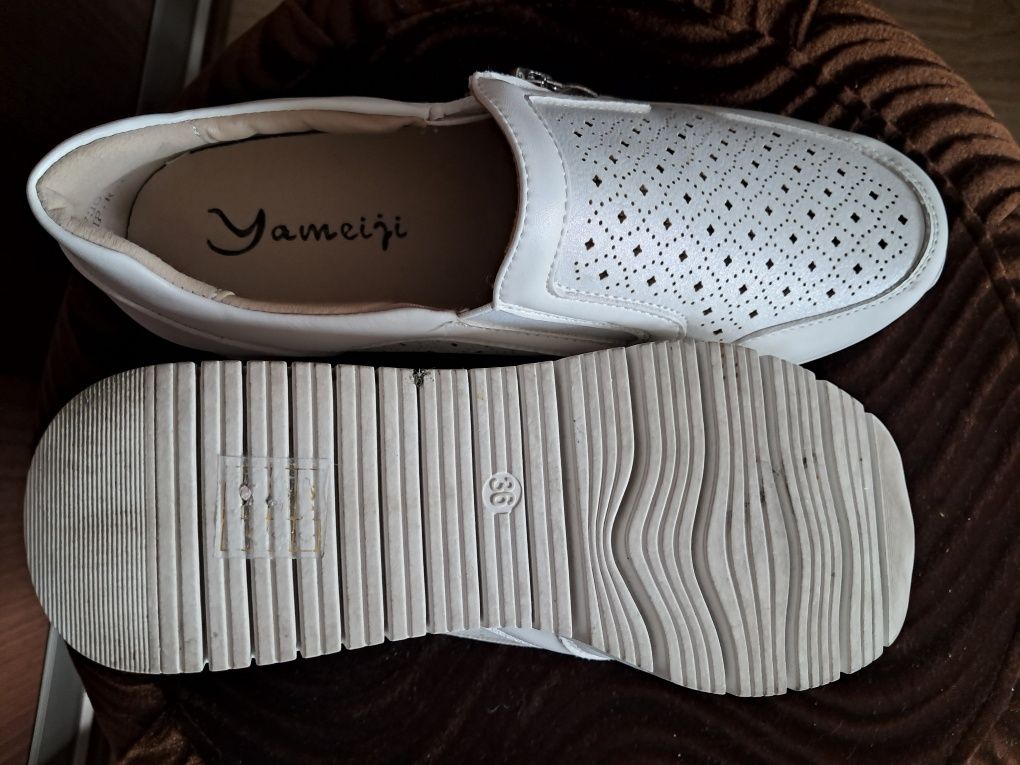 Buty białe na małej koturnie