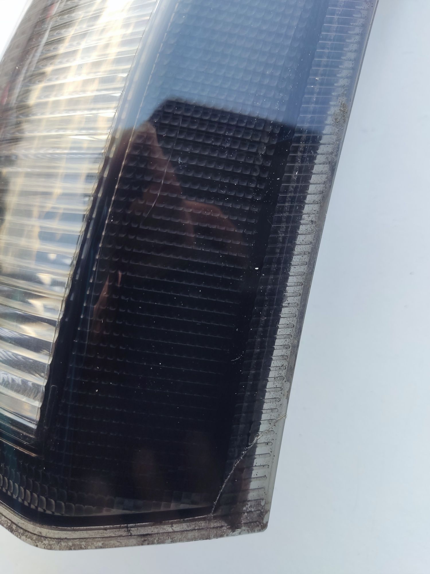 Lampa tylna Opel Meriva A z defektem