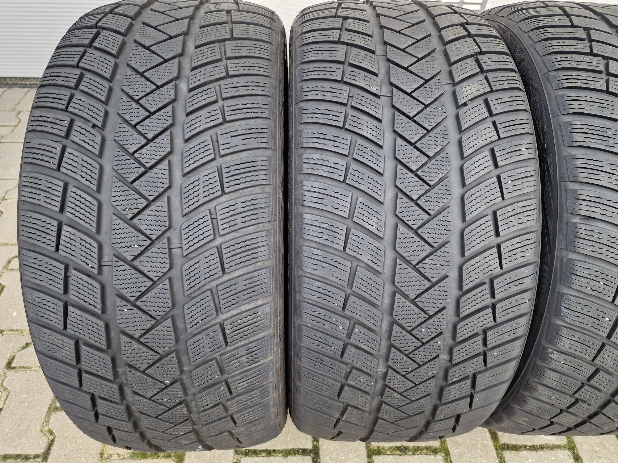 Opony 285/40r22 Vredestein