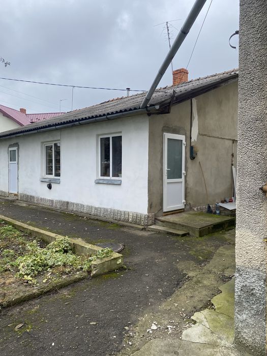 Будинок два поверхи та літня кухня