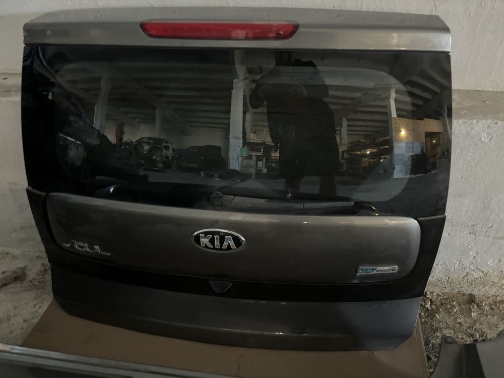Кришка багажника ляда бампер ліхтар Kia Soul Ev колір IM (комплект)