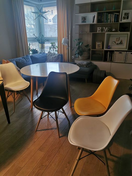 Super oferta Stół i cztery krzesła nowoczesny design