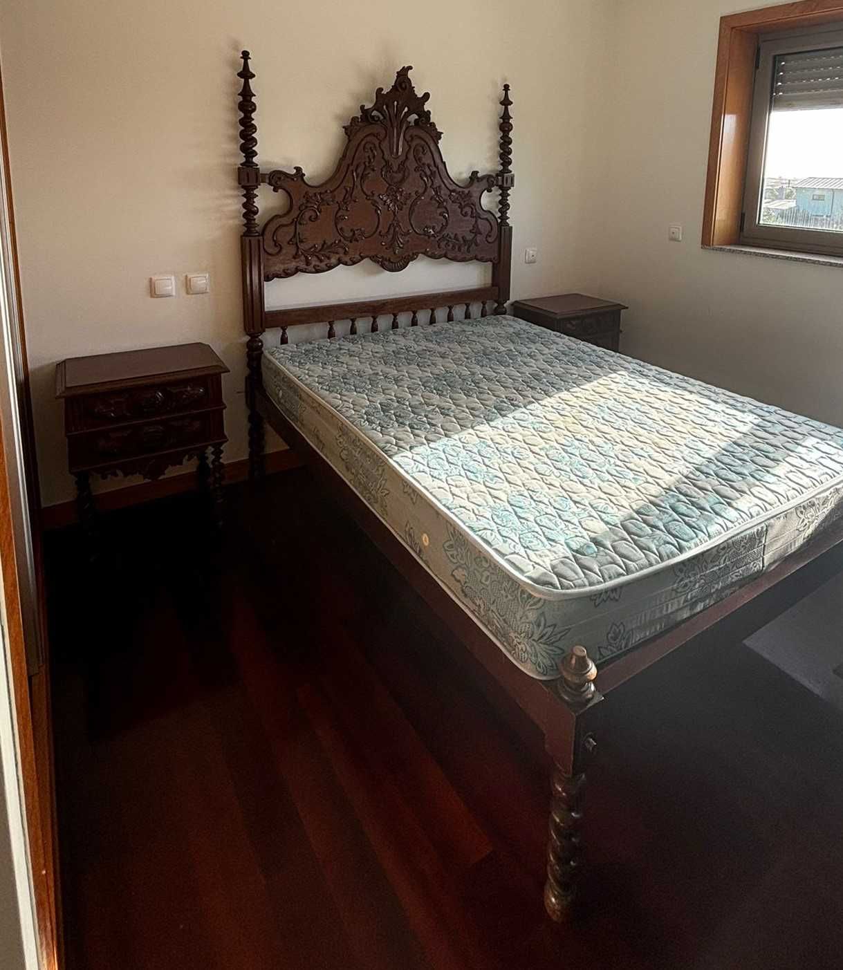 Cama de madeira + mesinha de cabeceira