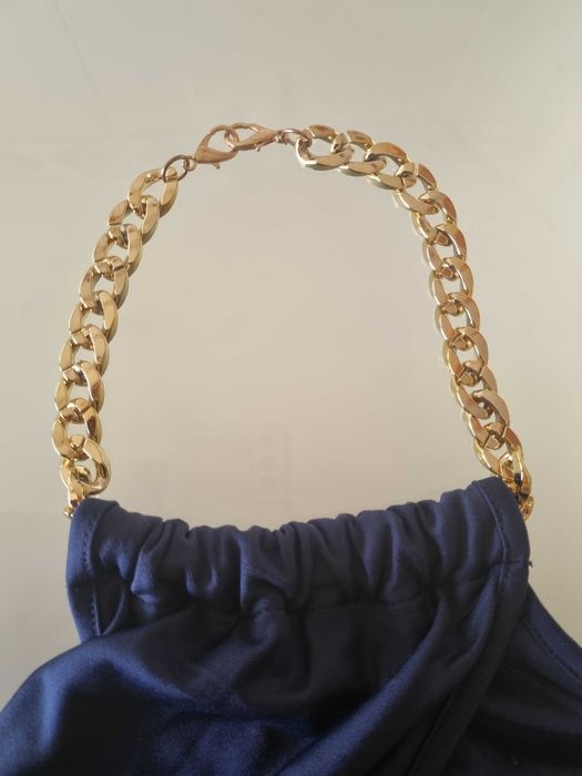 Vestido curto (modelo justo)