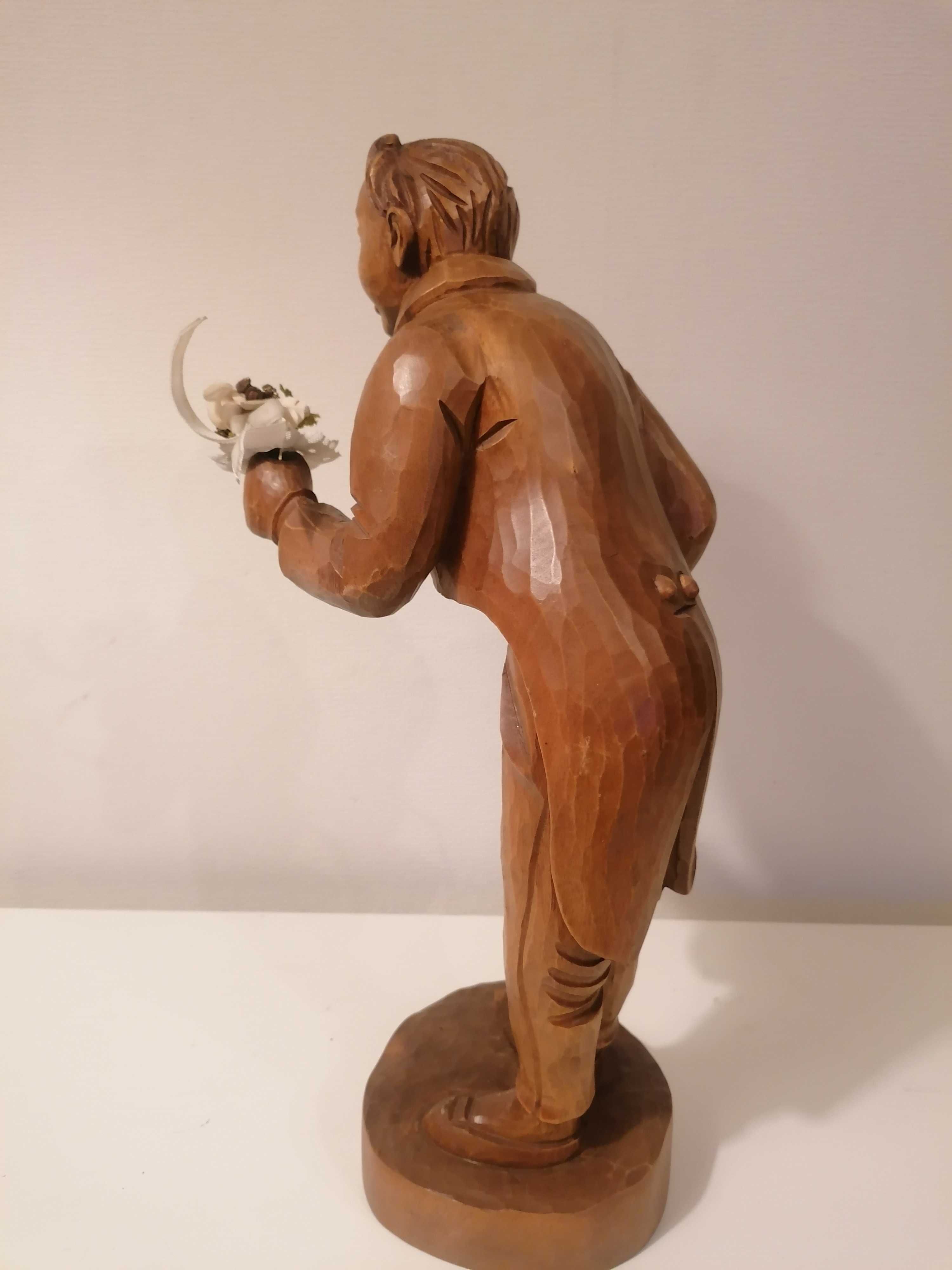 Stara ręcznie wykonana drewniana figurka Pana młodego 44 cm