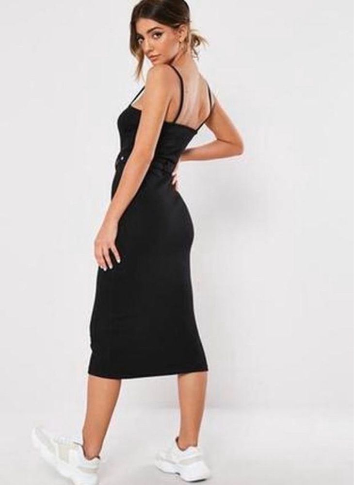 Чорна довга сукня міді з поясом по фігурі