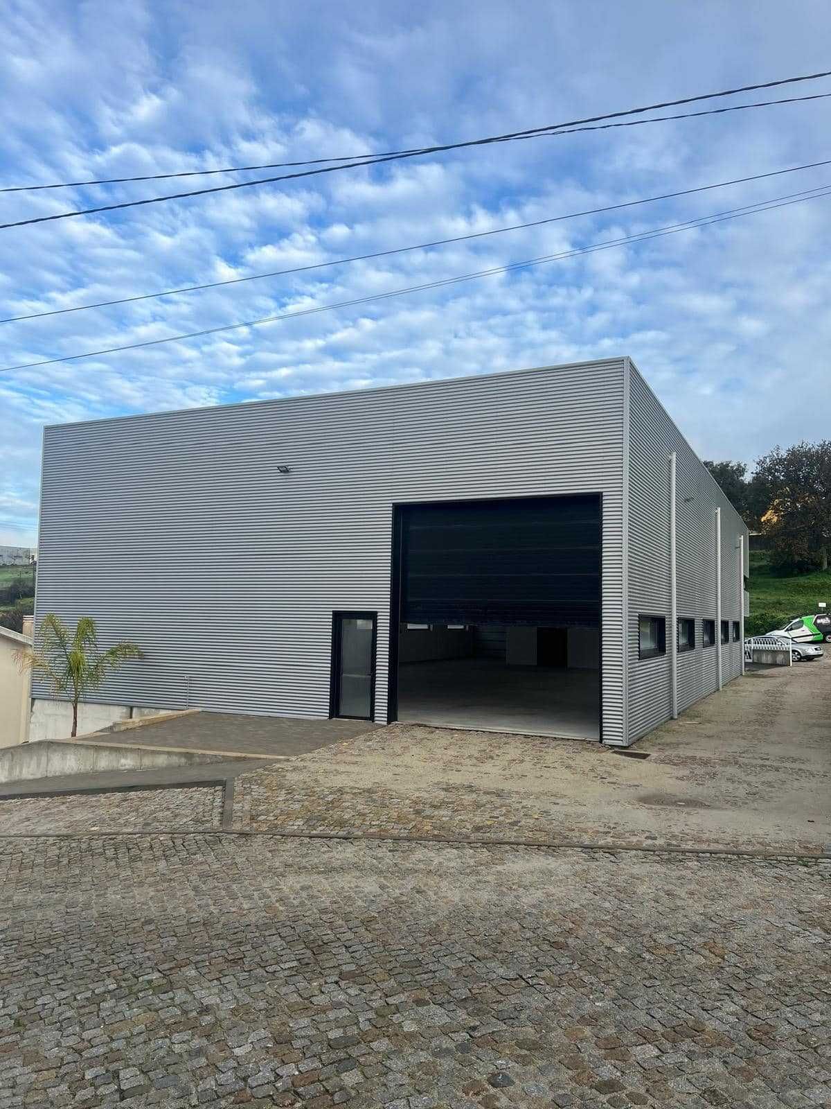 Aluguer Armazém serviços/comércio (500m2 + 450m2 de garagens)