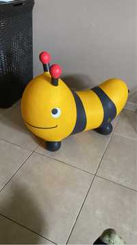 B. toys piłka do skakania w kształcie pszczoły