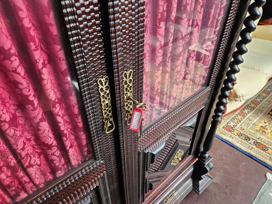 Excelente livreiro antigo em madeira maciça - Muito bom estad