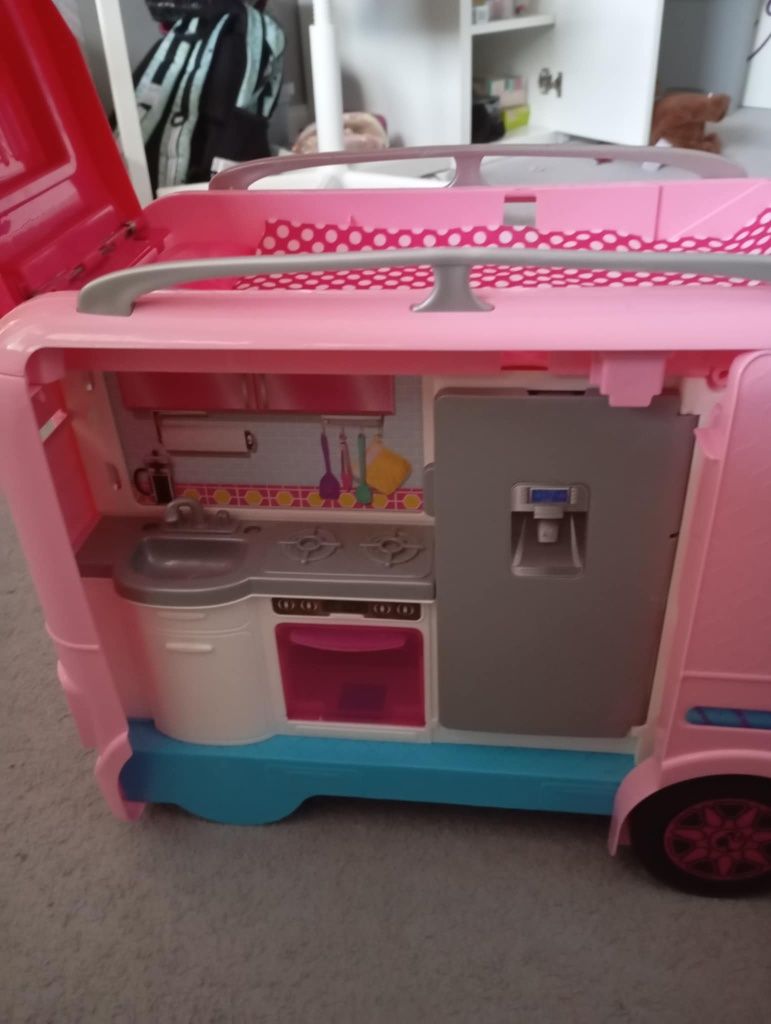 Kamper Barbie z basenem
