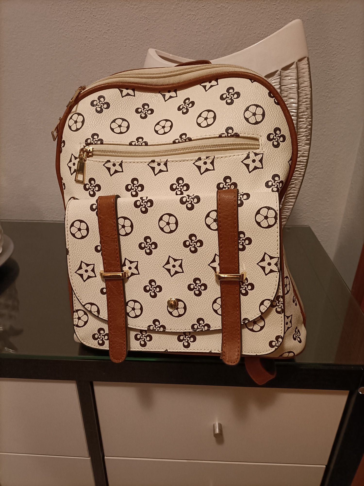 Mochila nova muito pratica