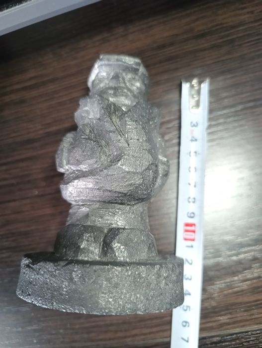 Фігура "Сталевар" із графіту