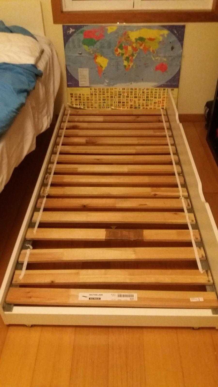 Cama dupla, modelo IKEA, . Desmontada e sem colchões.