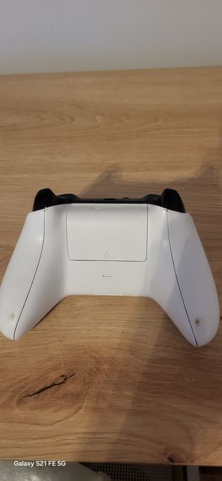 Xbox one s z padem + grami i okablowaniem